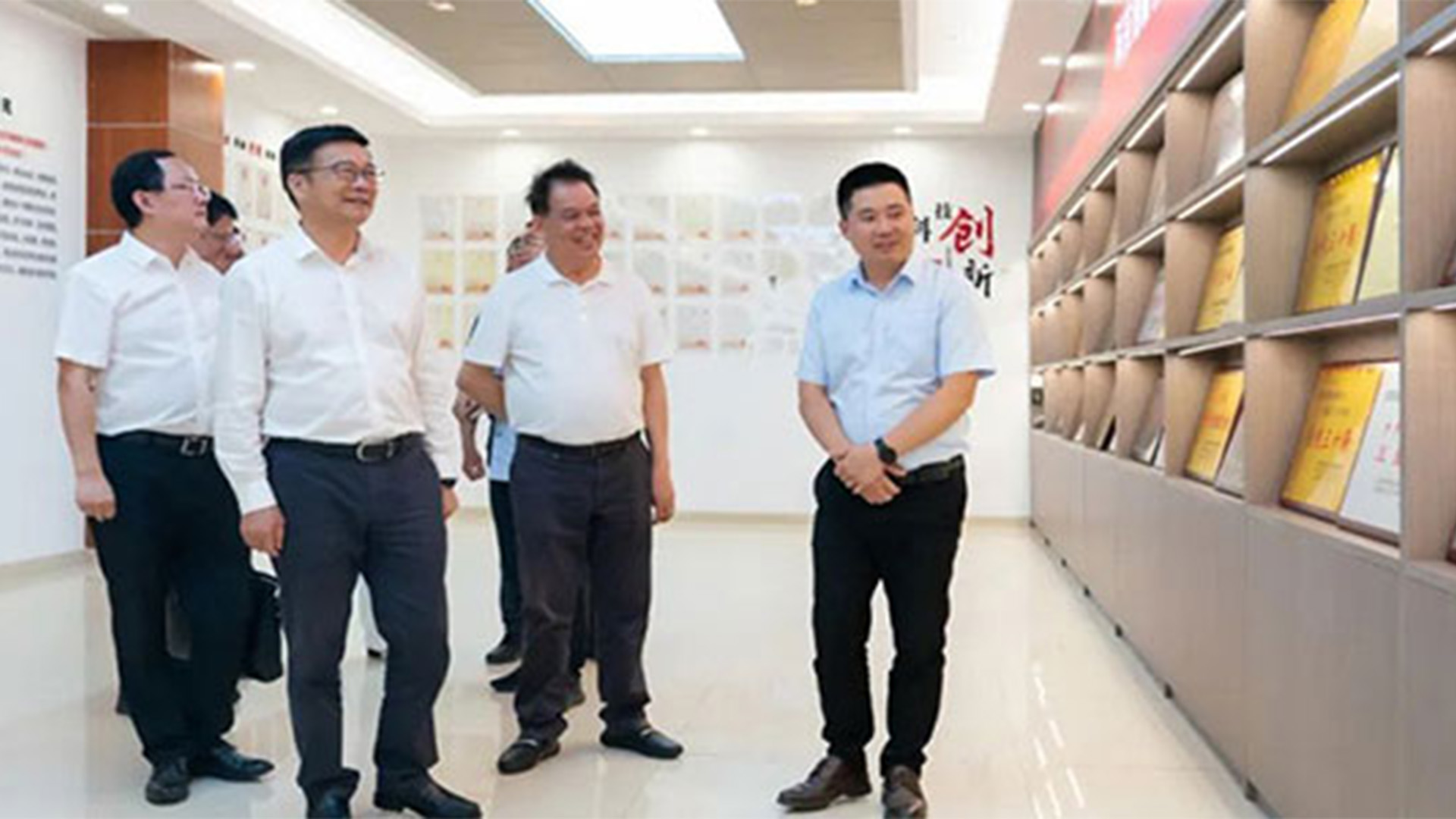 溫州灣新區(qū)黨工委書記、管委會(huì)主任周一富走訪浙江石化閥門有限公司